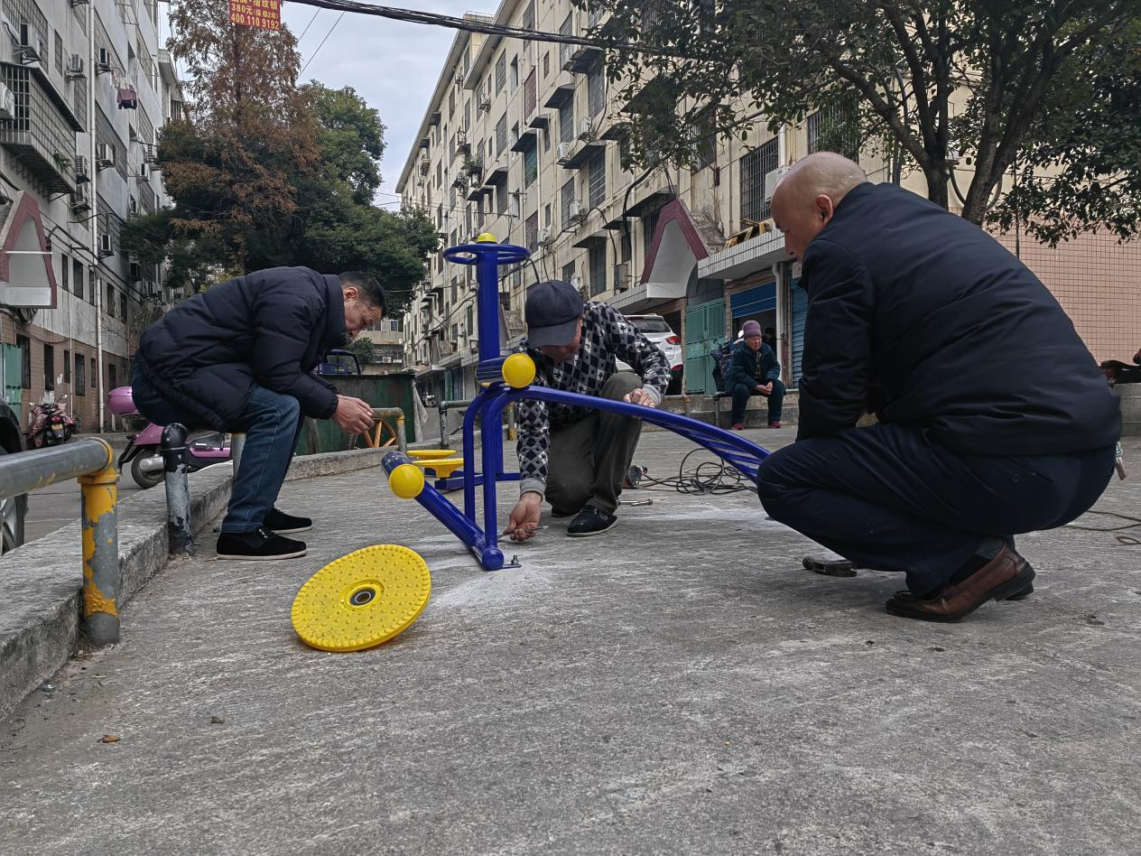 娄底市完美体育娄星区：增设健身器材 实事暖民心